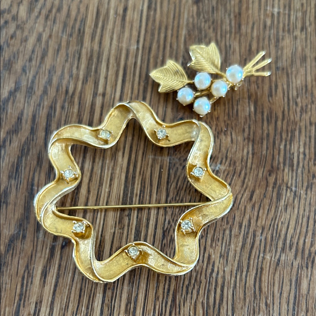 Elegant Gold Brooch With Pearl Accents
